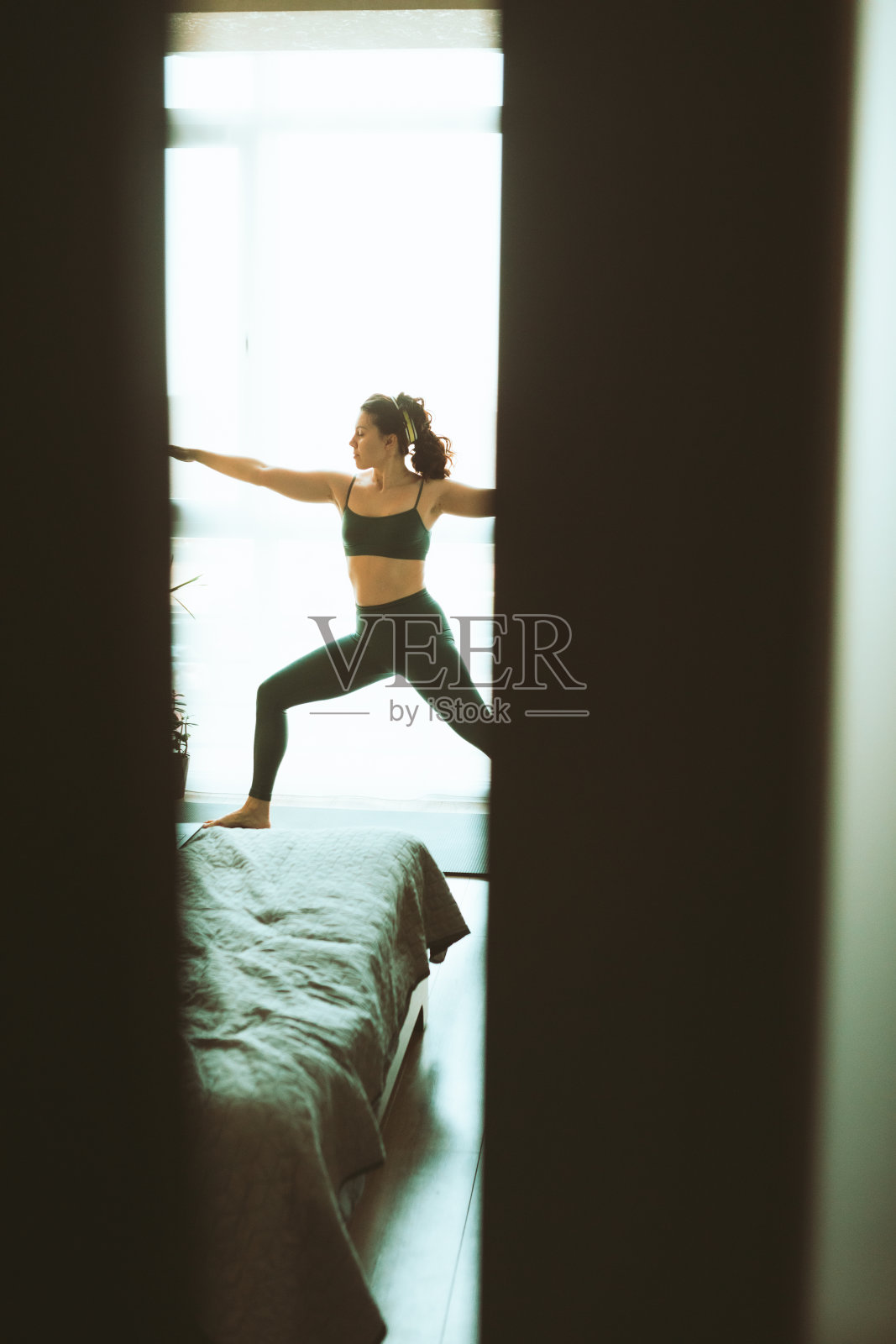 女人在家里做瑜伽靠近大窗户照片摄影图片
