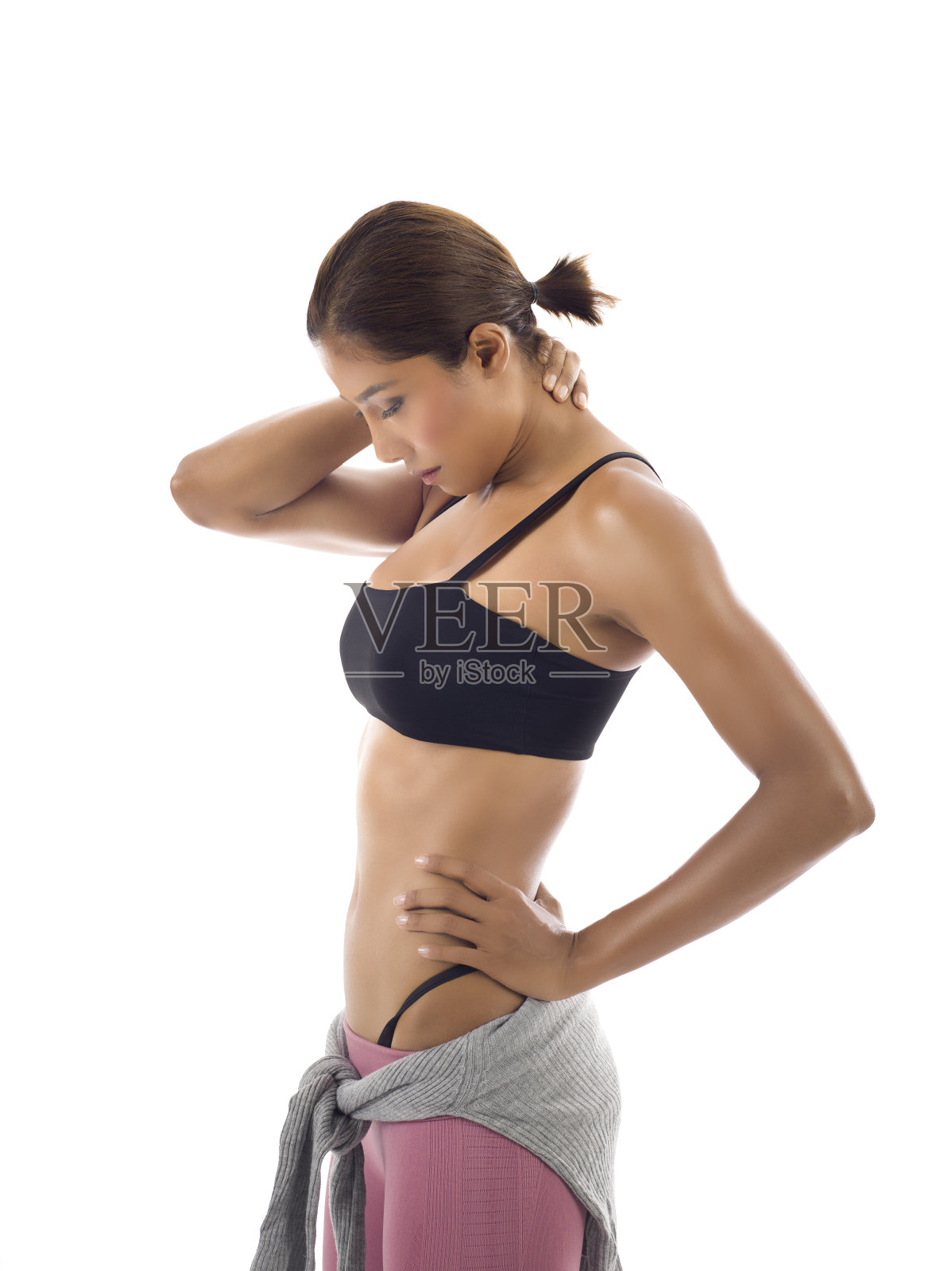 疲惫的女人感觉颈部疼痛,按摩紧张的肌肉,患慢性肩背疼痛后在白色背景上运动,不正确的姿势问题,工作室拍摄照片摄影图片