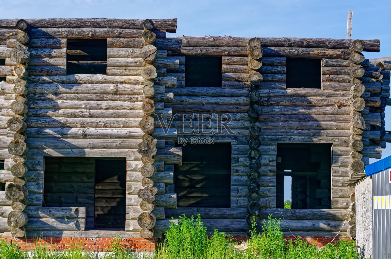 未完工的两层木屋照片摄影图片