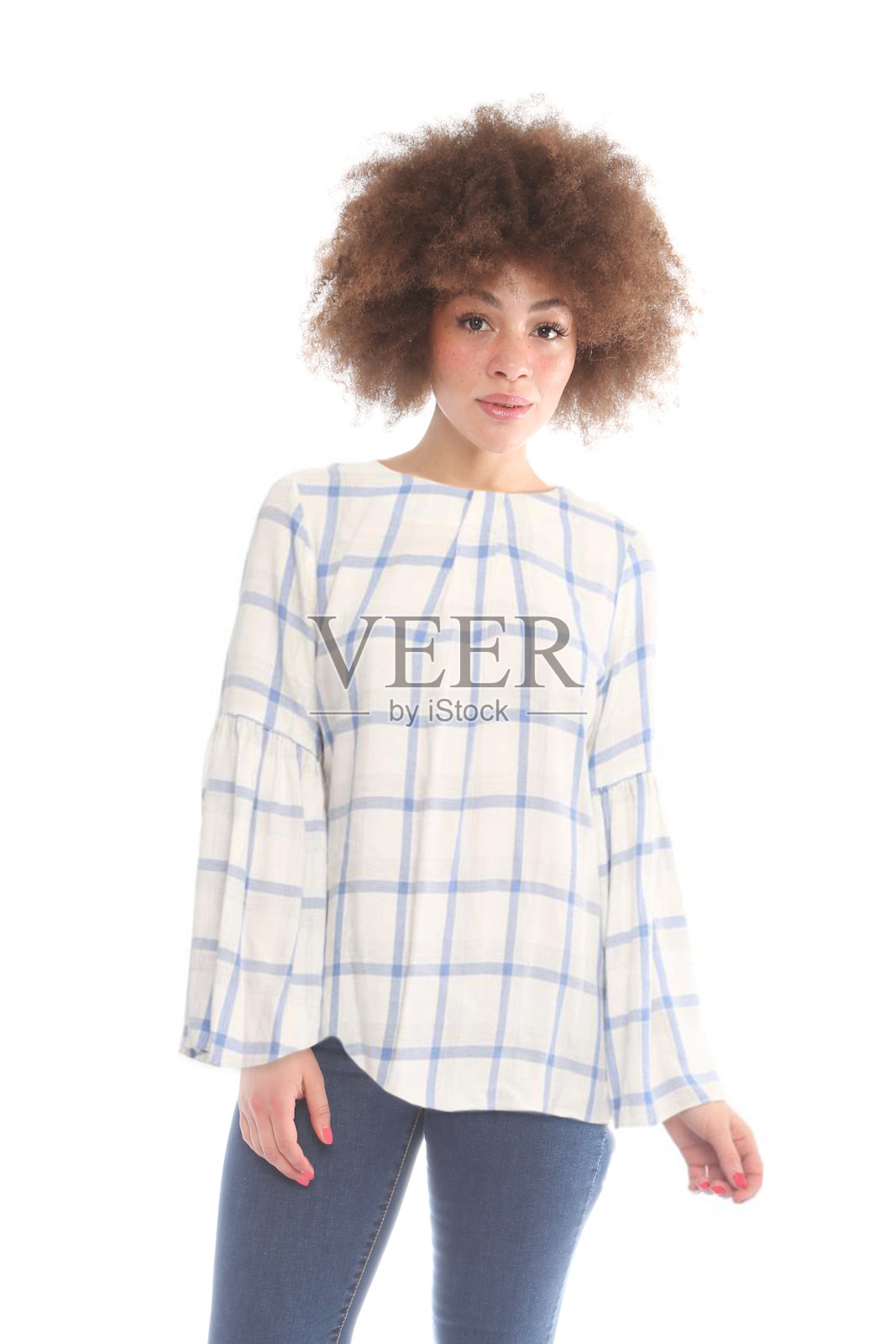 非洲裔美国年轻美丽的女人,穿着衬衫和牛仔裤前面的白色背景照片摄影图片