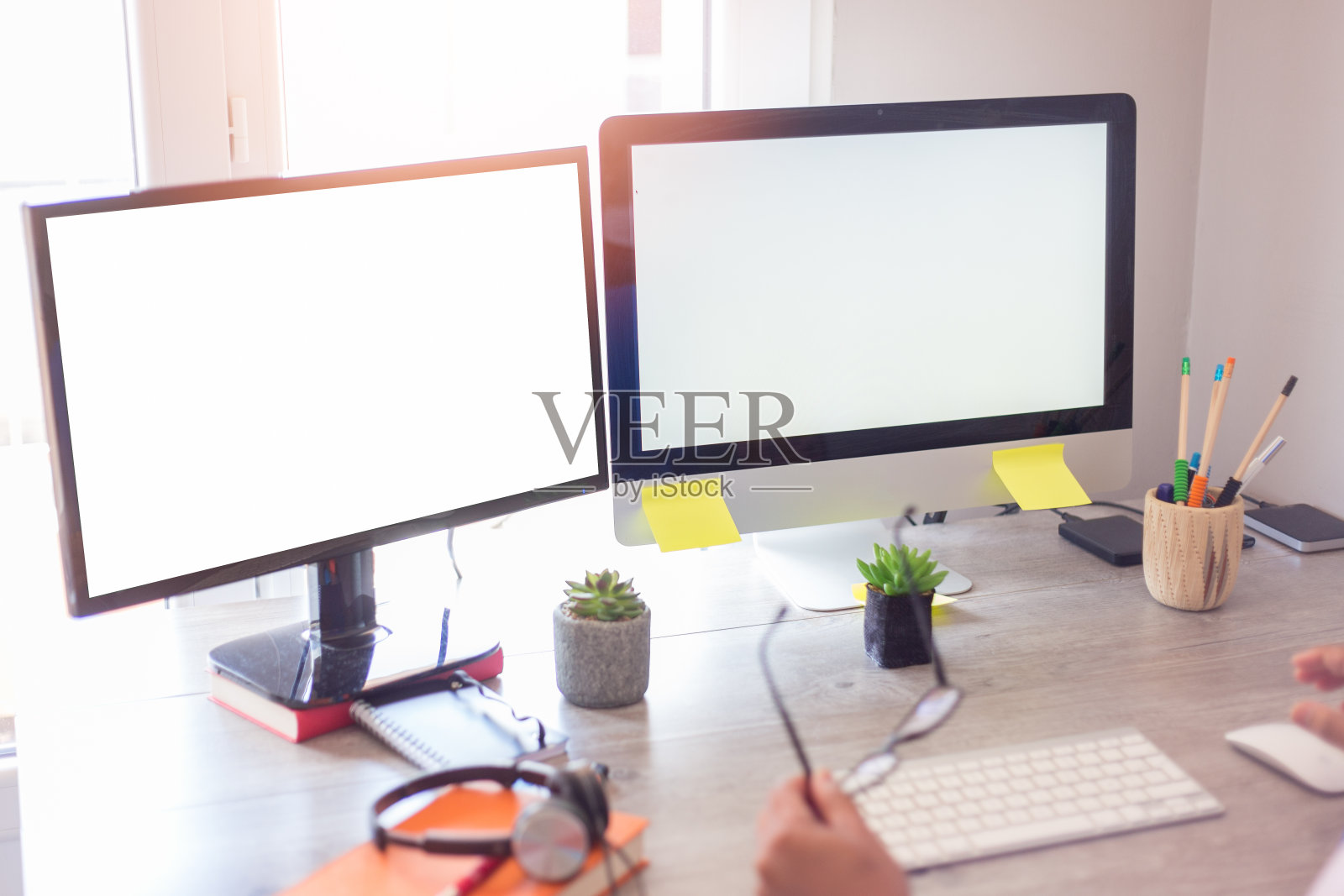 真正的人在家里使用电脑,在家工作的概念照片摄影图片