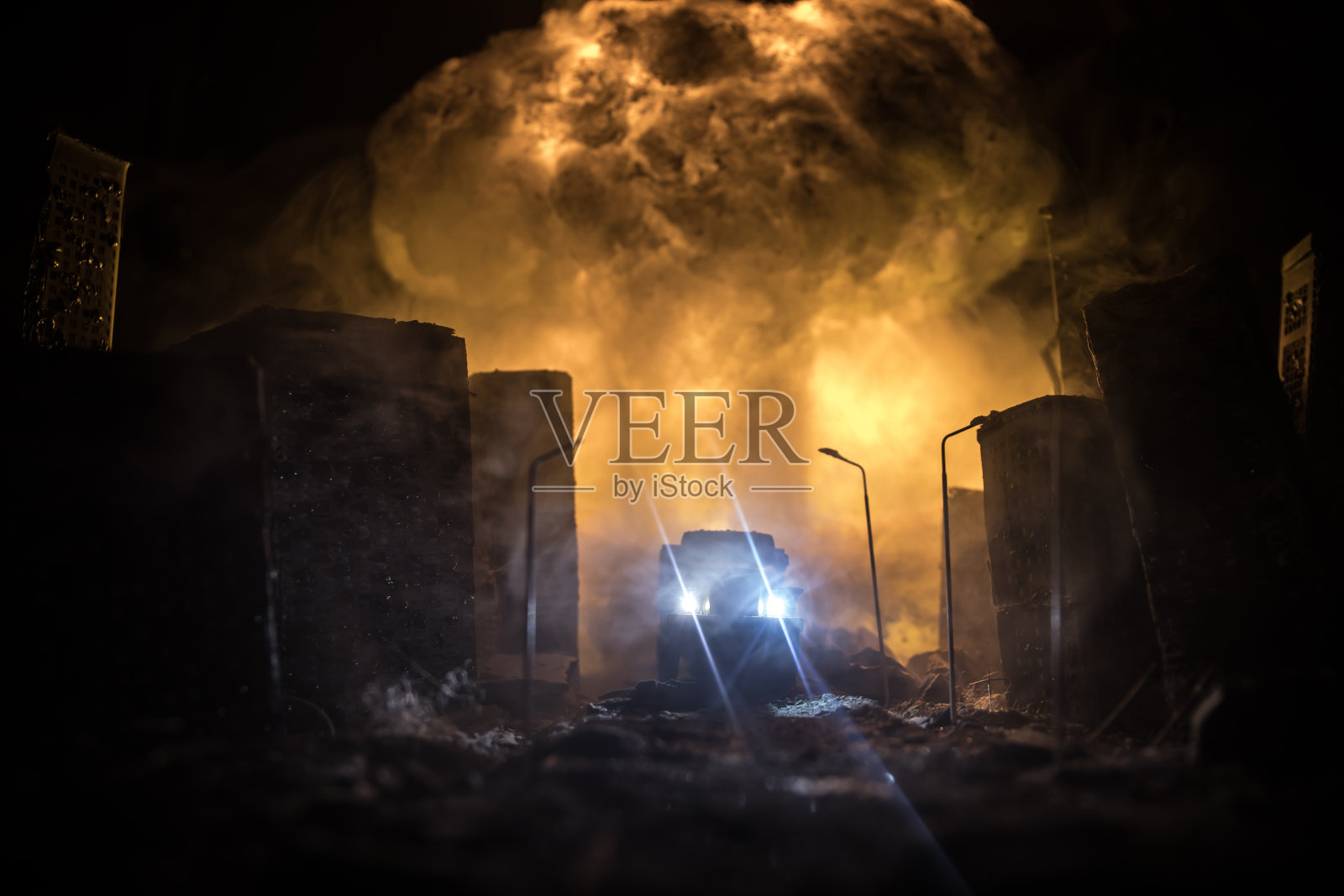 空荡荡的街道,燃烧的城市,地面上的火焰和爆炸的烟在远处。以城市中心区为背景的灾难电影海报概念。夜景。照片摄影图片