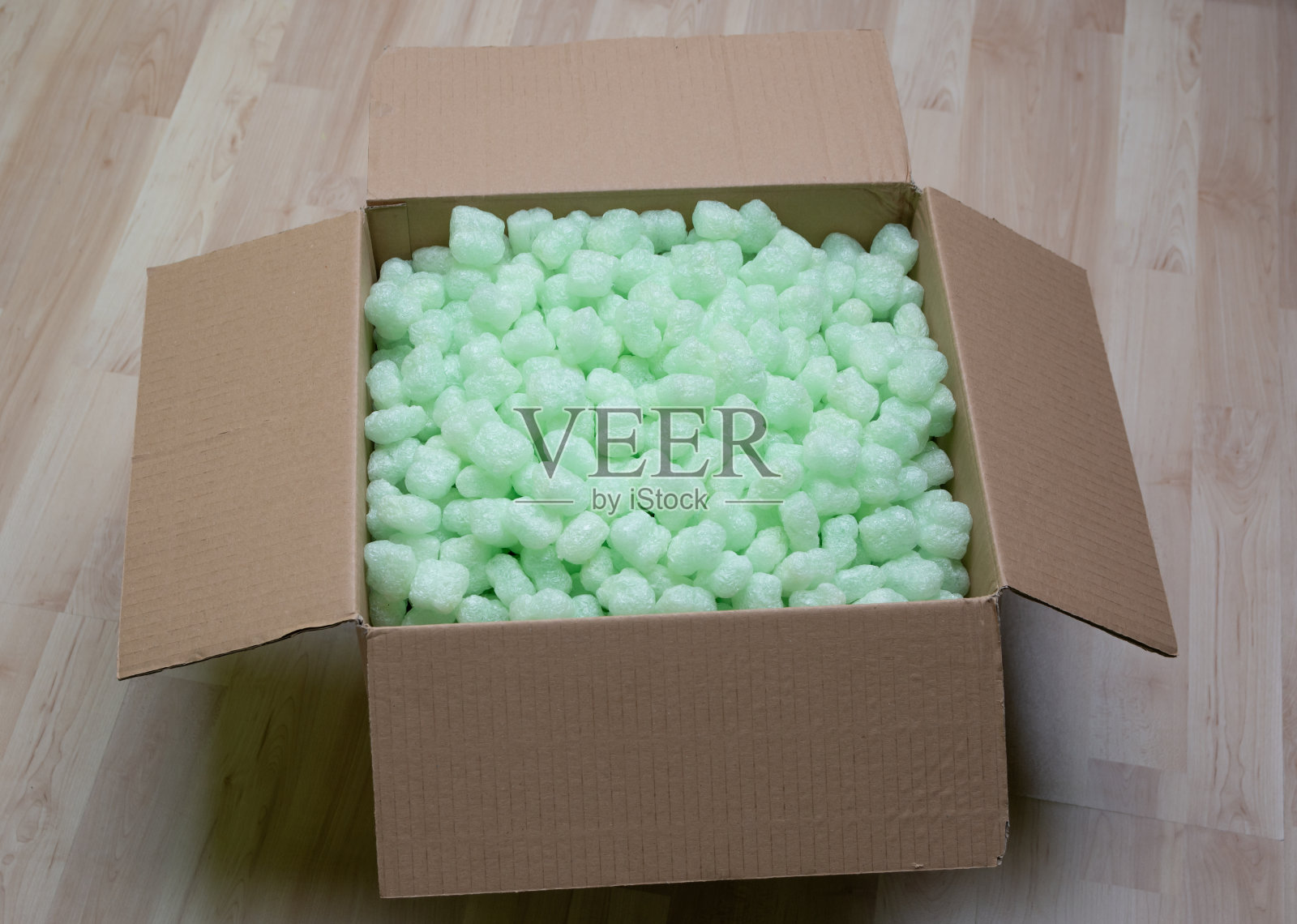 装着聚苯乙烯泡沫花生的纸箱照片摄影图片