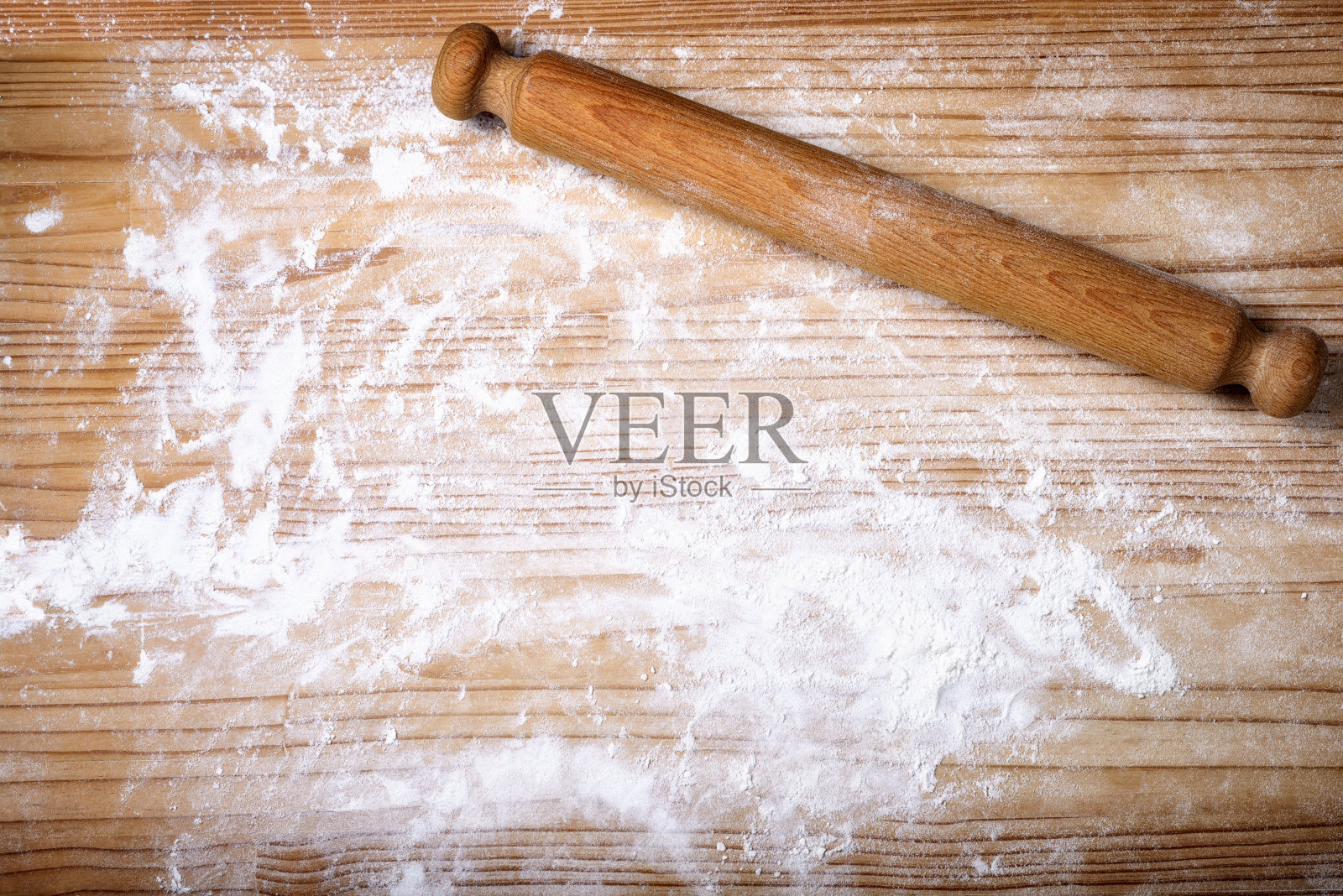 用面粉和擀面杖做成的糕点板。空间背景,副本。照片摄影图片