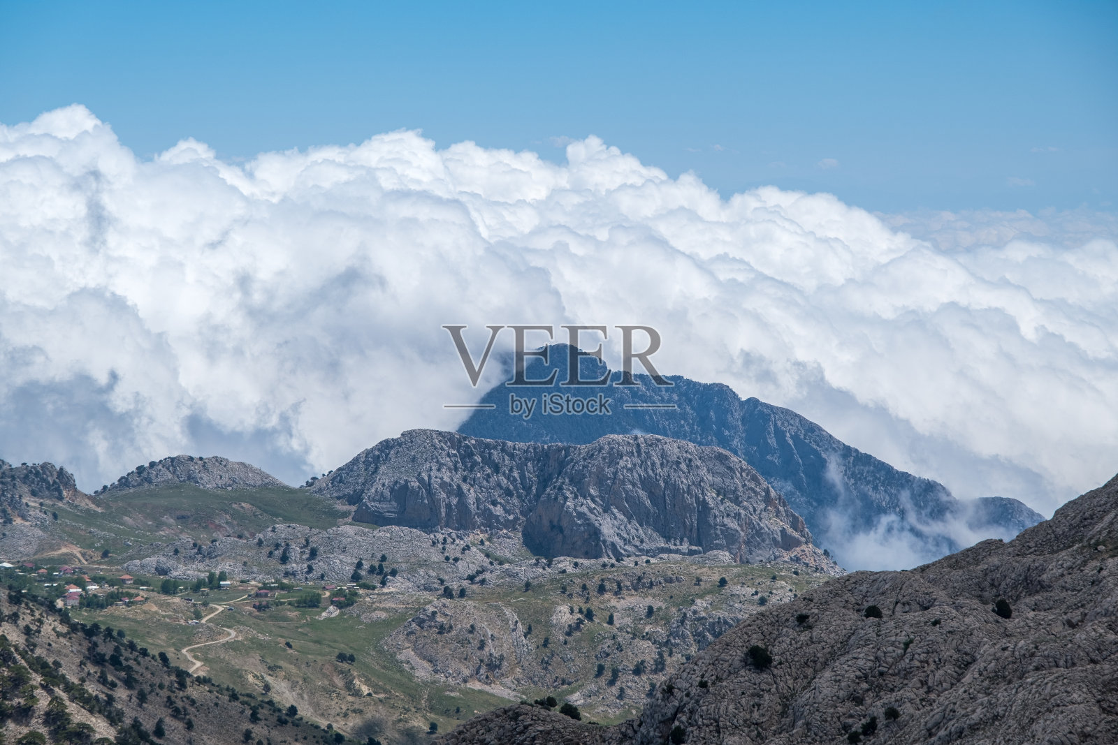 金牛座云和高山景观海拔高照片摄影图片