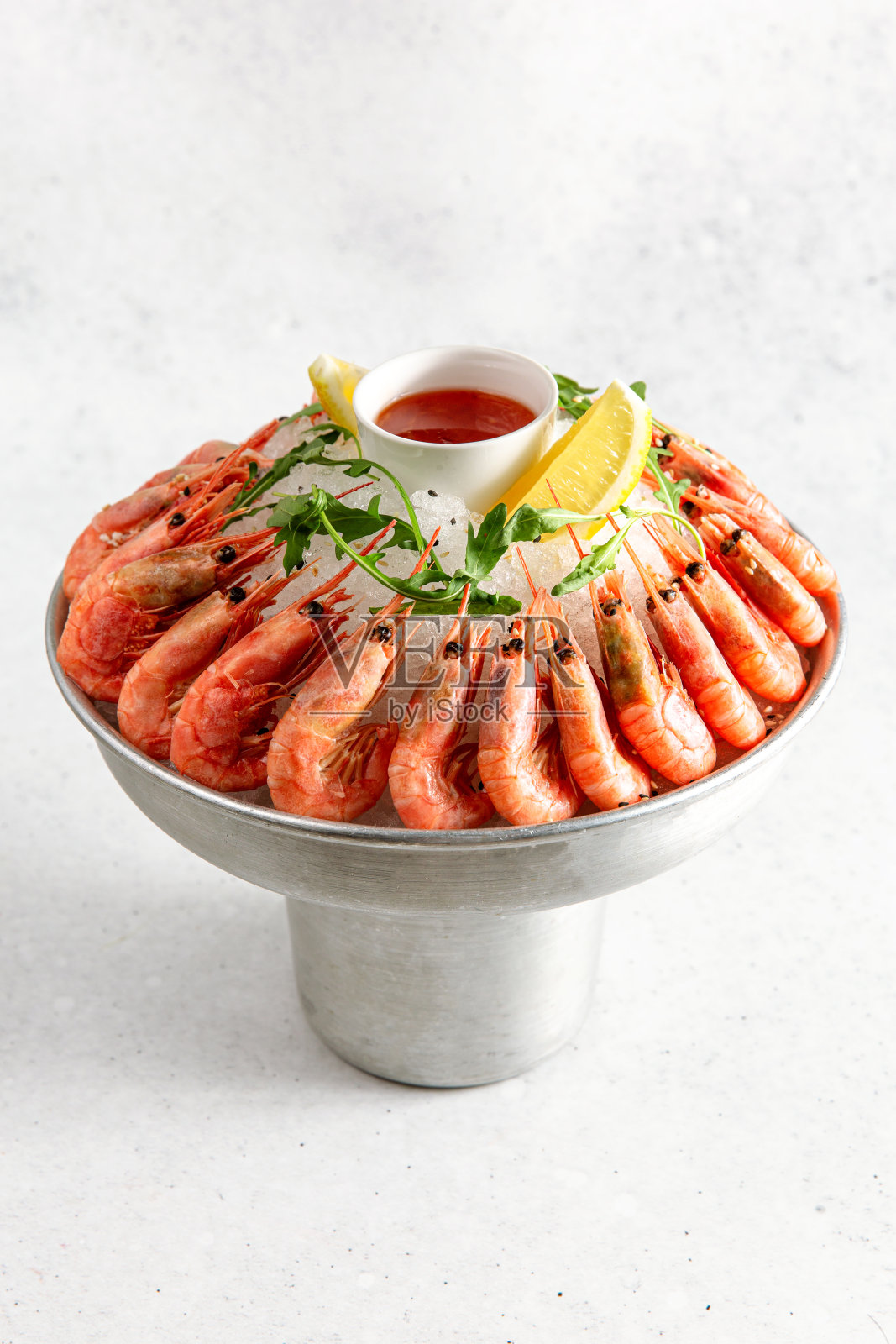 柠檬冰镇大虾。前视图。照片摄影图片