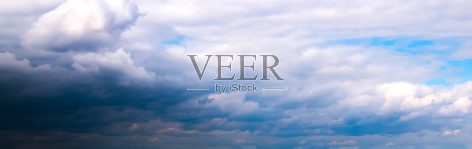 柔和的聚焦美丽的雷雨云全景。美丽戏剧性的蓝天背景。多雨的天气。软焦点的照片。照片摄影图片