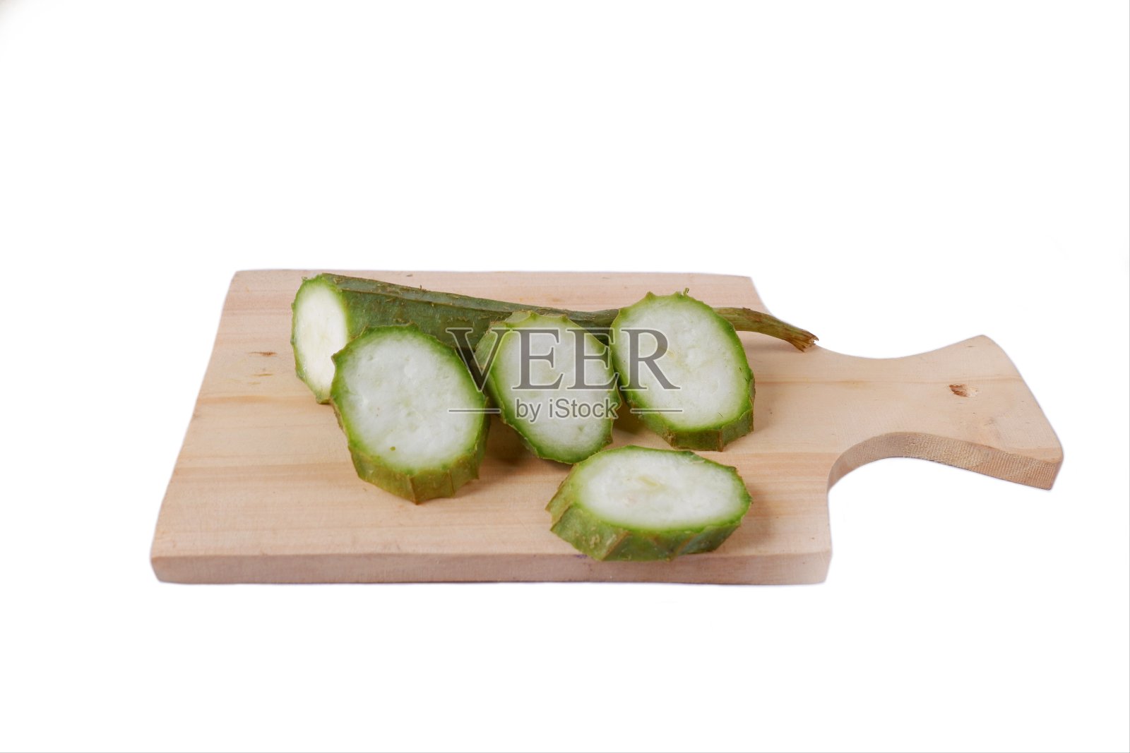丝瓜切片放在木砧板上,孤立在白色背景上照片摄影图片