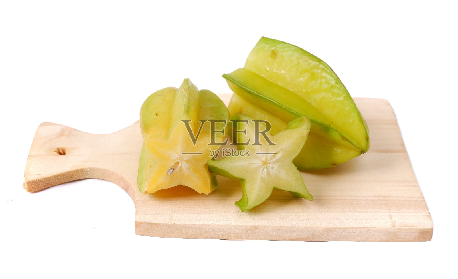杨桃切片放在木砧板上,孤立在白色背景上照片摄影图片