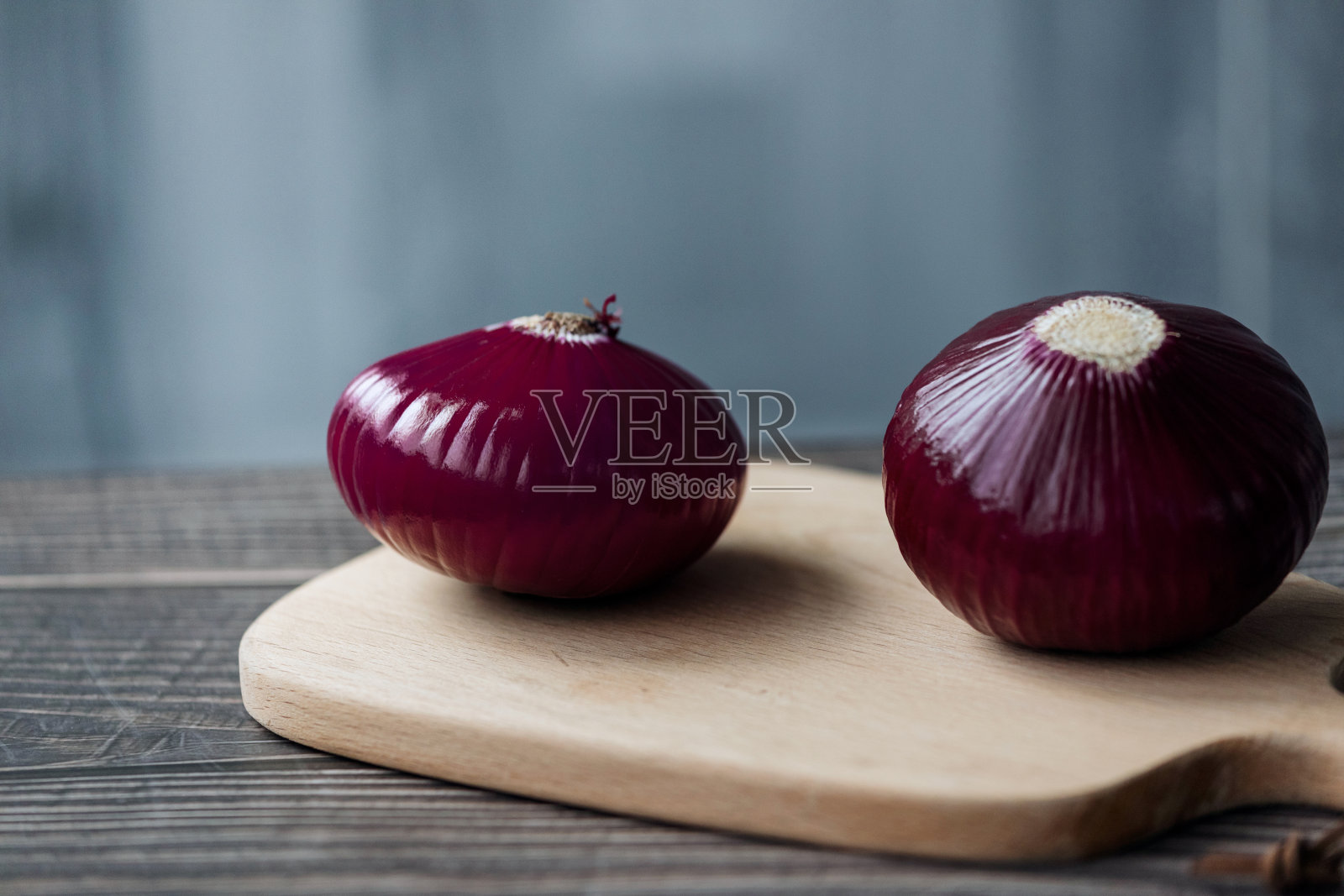 切菜板上新鲜洋葱的特写照片摄影图片
