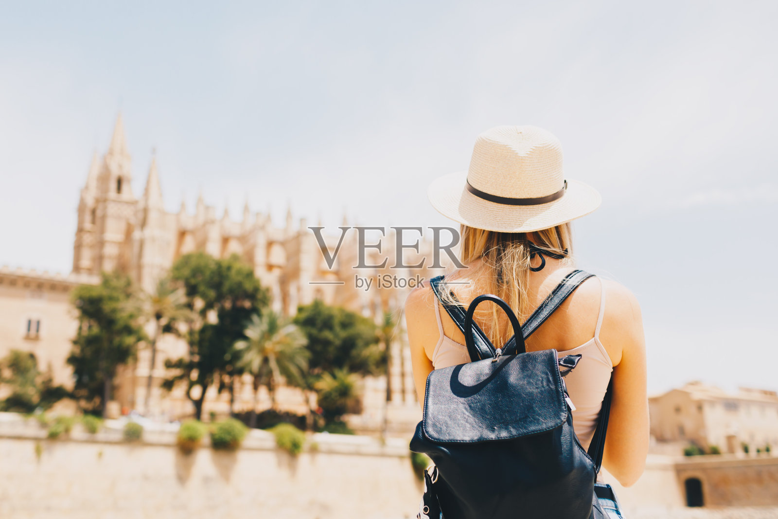 女孩旅游探索新城照片摄影图片