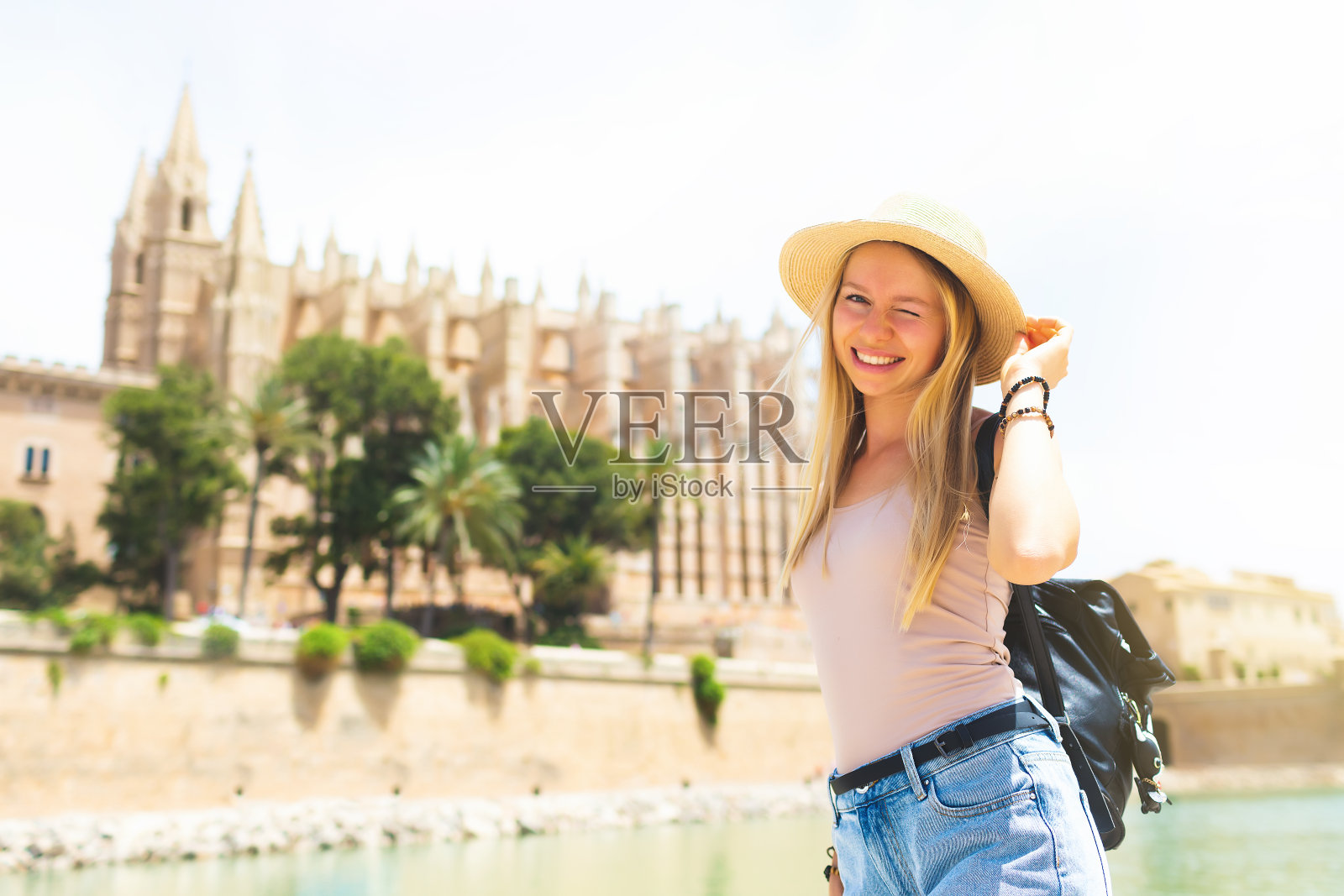 女孩旅游探索新城照片摄影图片
