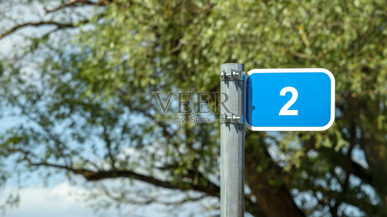 路边的蓝色二号路标照片摄影图片