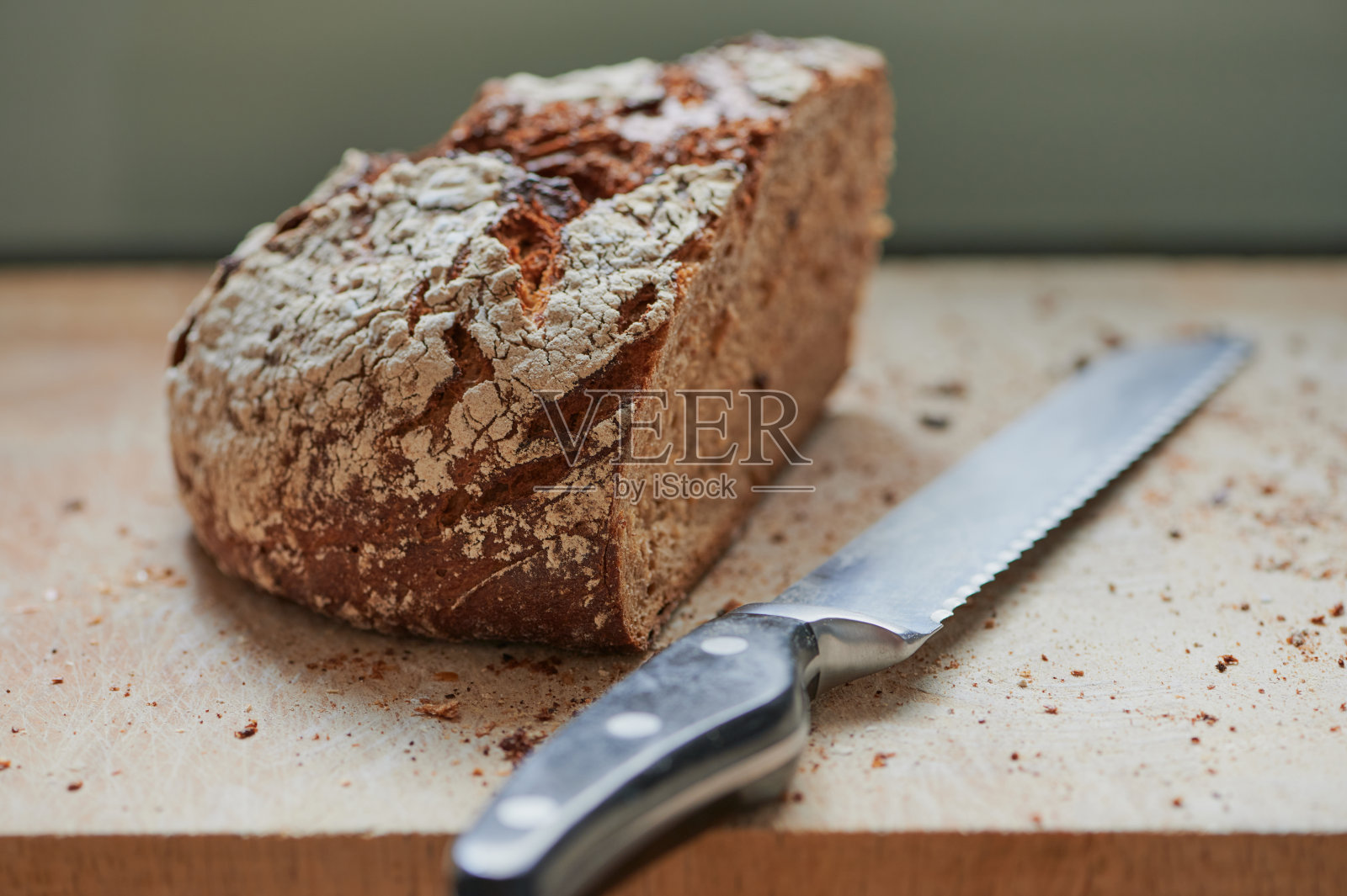 半条黑麦面包,旁边放一把刀照片摄影图片