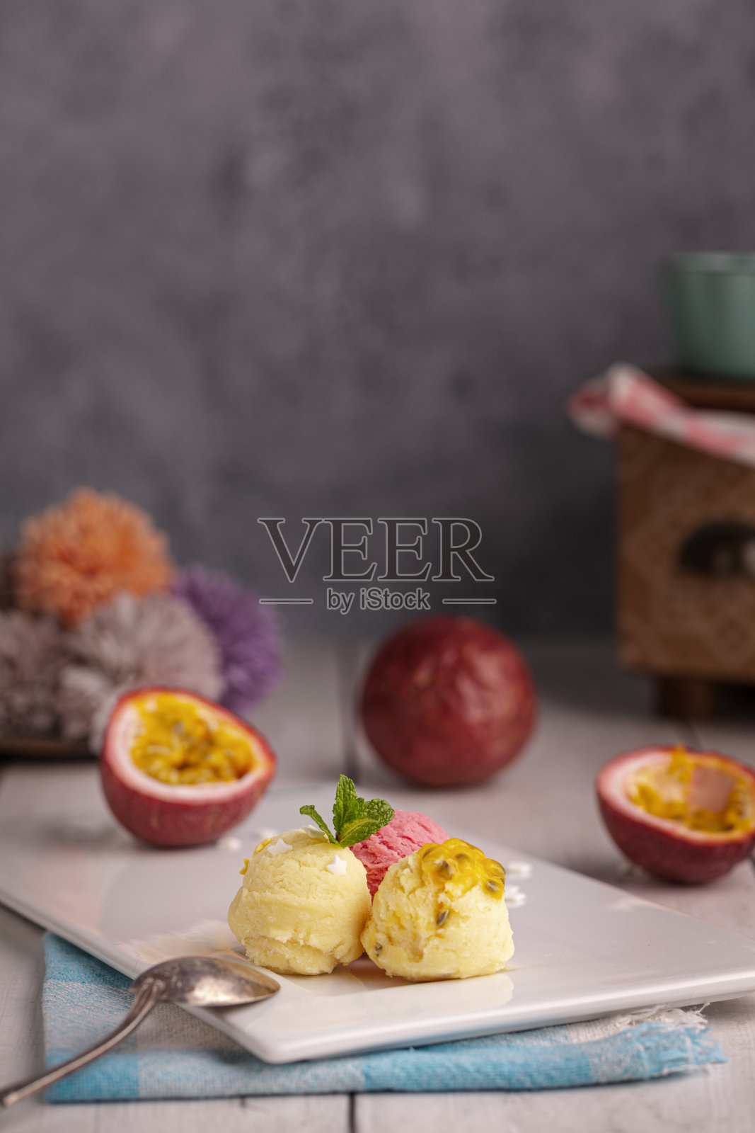 激情冰淇淋,香草和草莓冰淇淋照片摄影图片