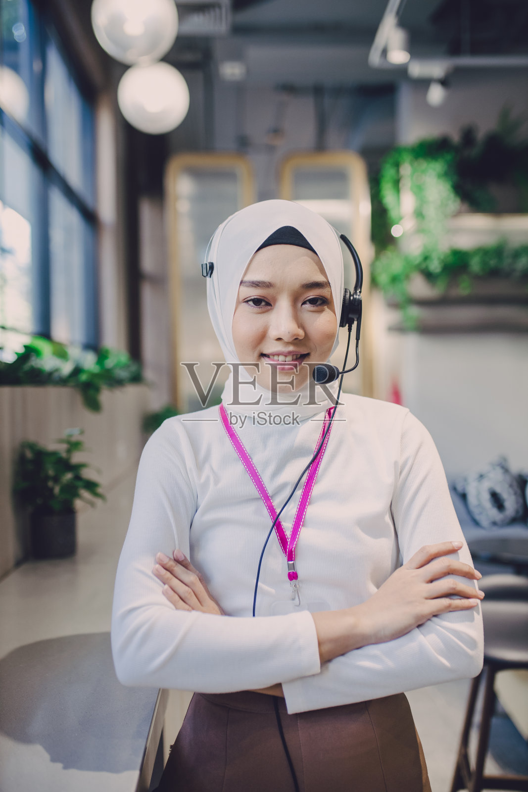 在工作场所用笔记本电脑工作的商人接线员。沟通支持,呼叫中心和客户服务帮助台。服务团队的概念。话务员或呼叫中心办公室销售照片摄影图片