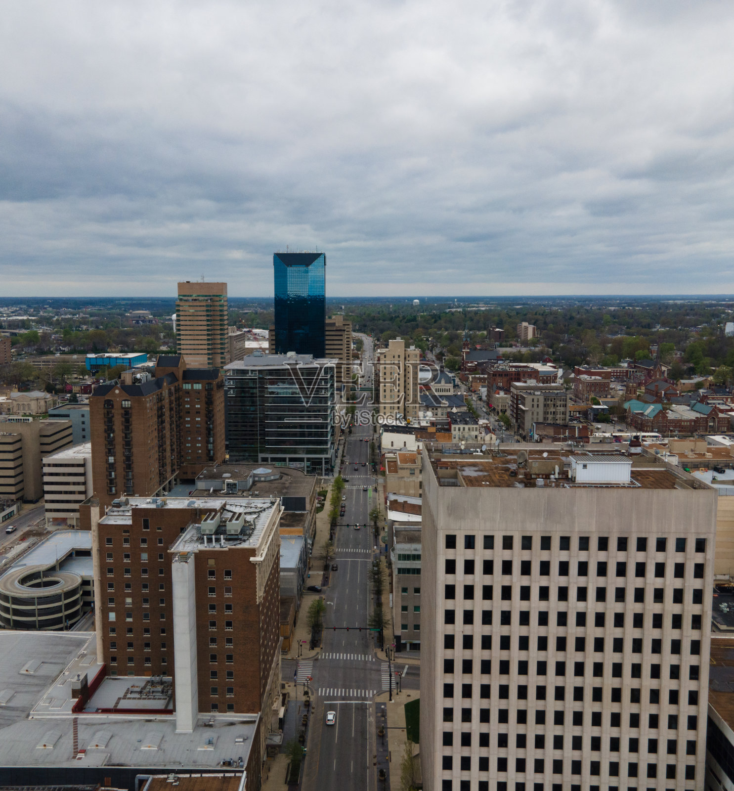 鸟瞰图的主要街道在市中心列克星敦,肯塔基州与高层办公楼的两侧照片摄影图片