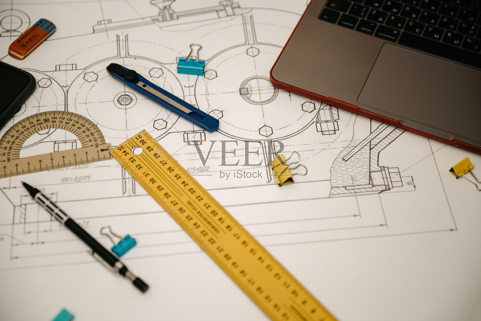 工程图纸,量角器,笔记本,学期论文或文凭项目。应用力学照片摄影图片