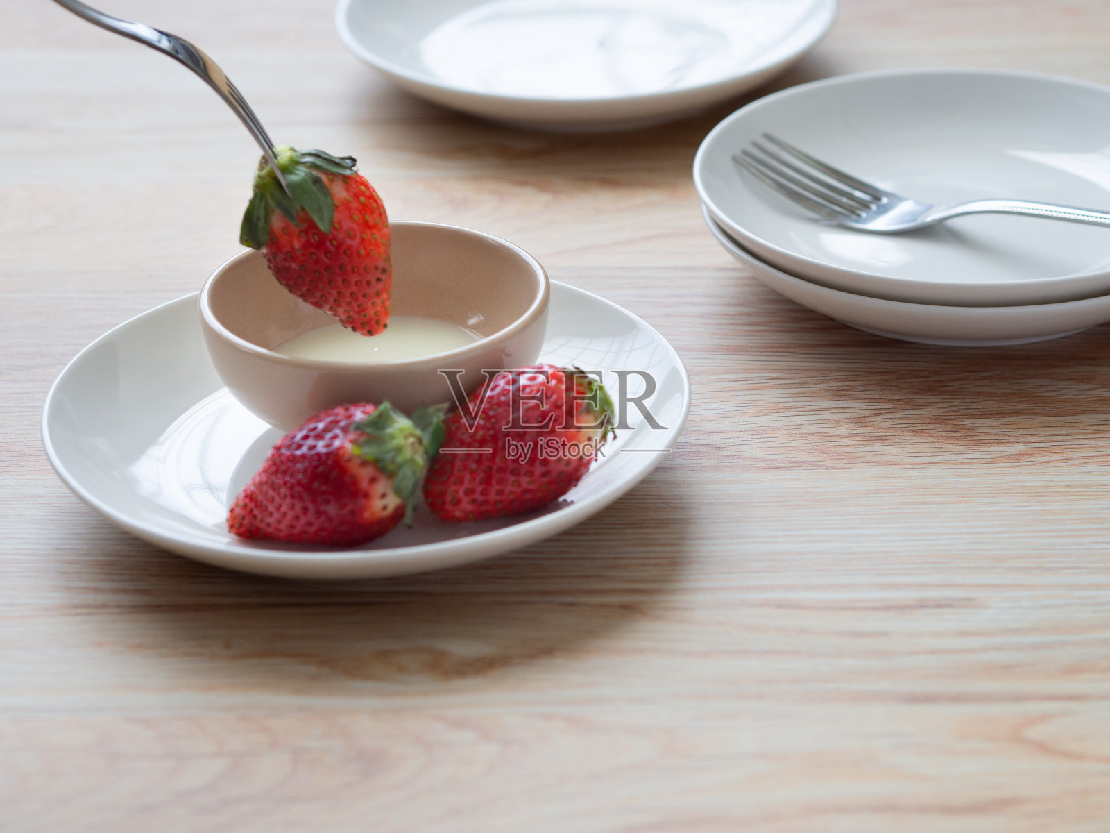 草莓和炼乳照片摄影图片