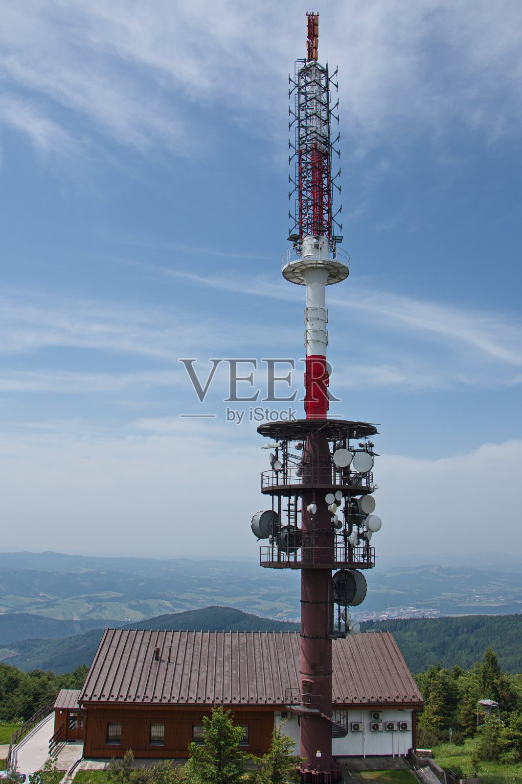 欧洲捷克共和国贝斯基迪拉德霍斯特山顶上的电信塔照片摄影图片