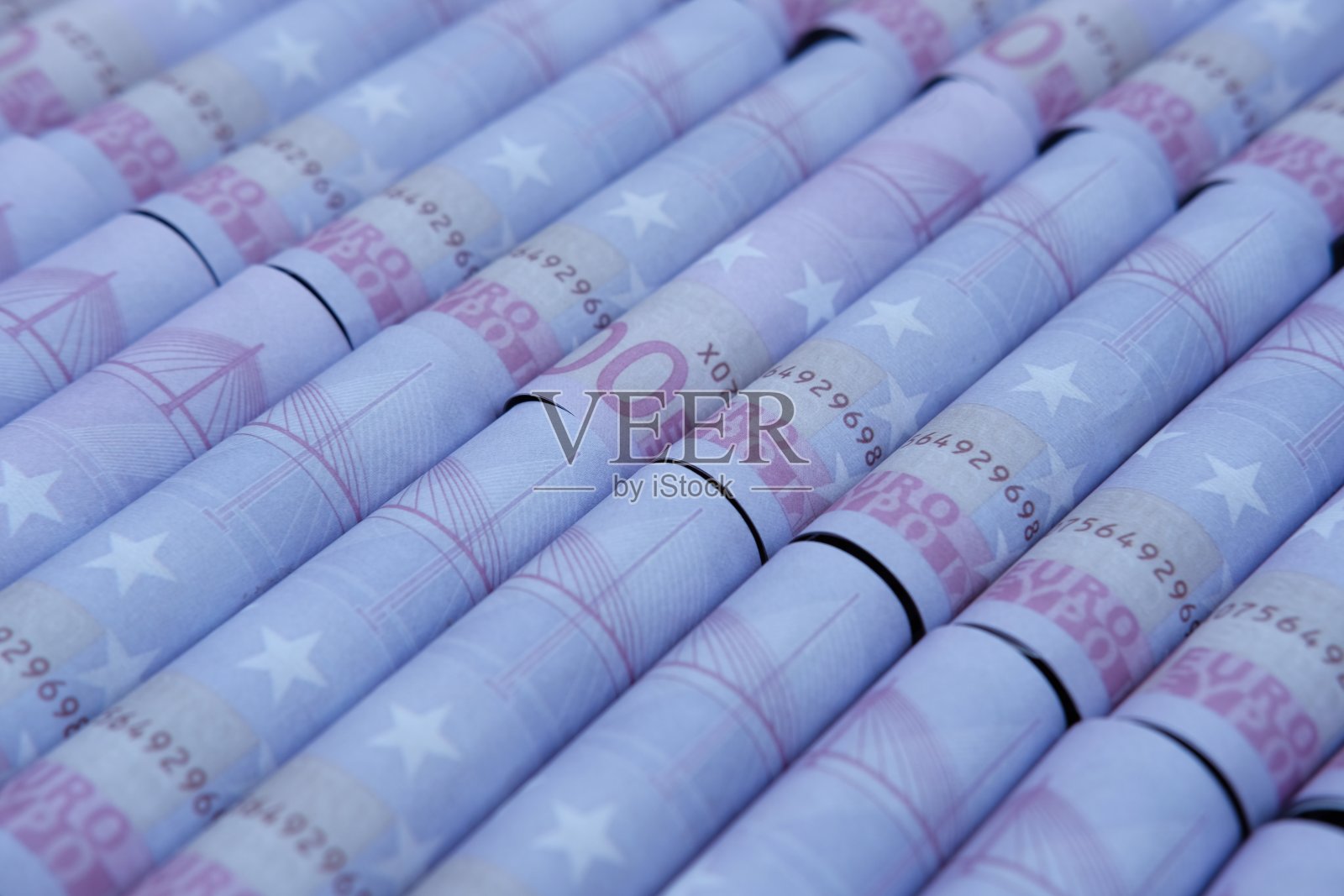 近距离观察欧元钞票在桌子上的背景和储蓄资金和业务增长的概念,金融和投资的概念照片摄影图片