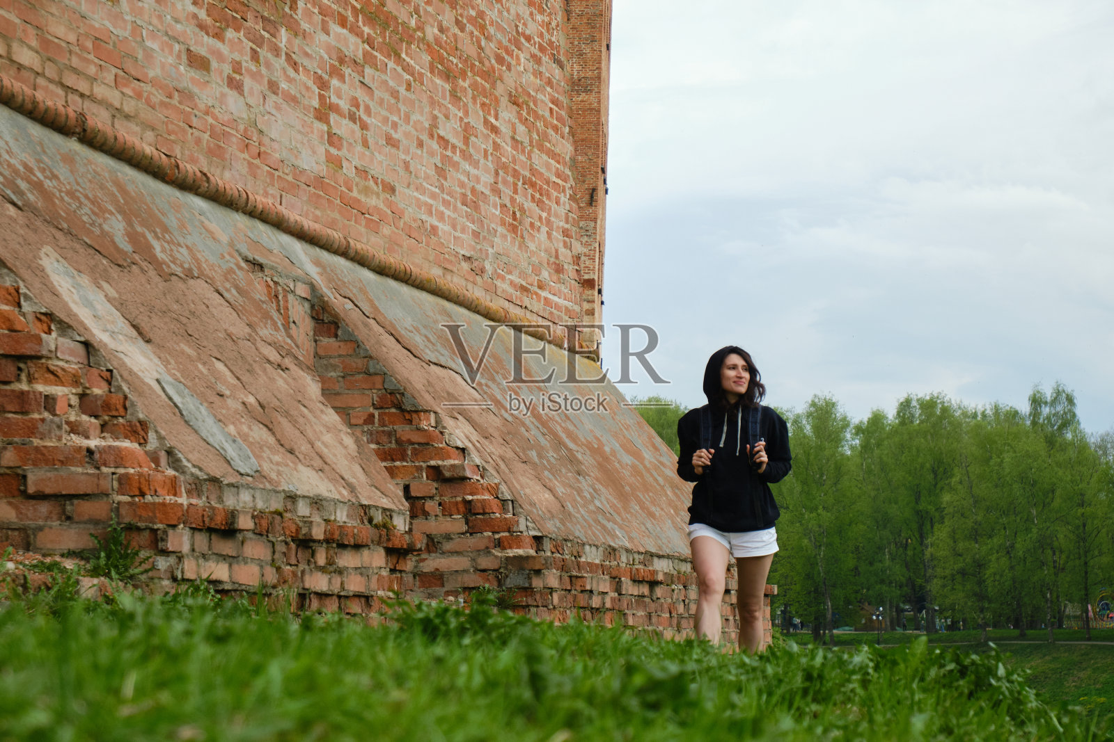 女人沿着小路走着照片摄影图片