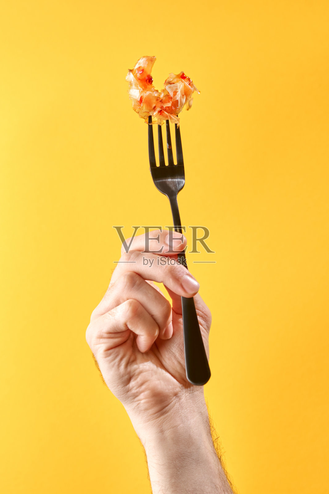 特写虾叉在黄色的背景。海鲜概念,复制空间照片摄影图片