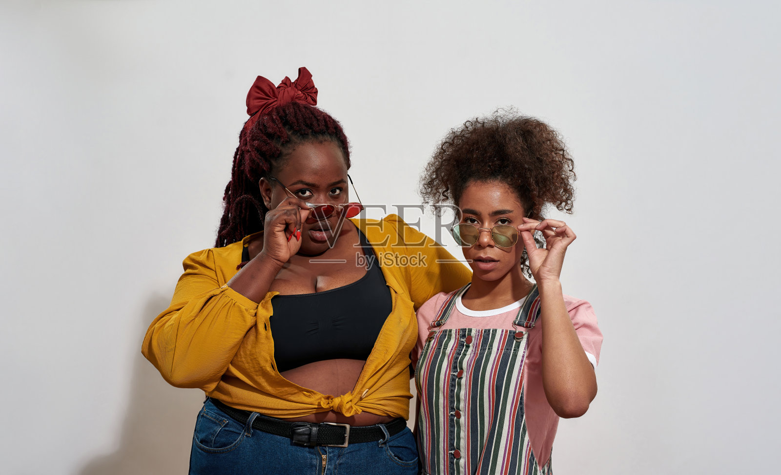 两个黑人妇女把眼镜放低照片摄影图片