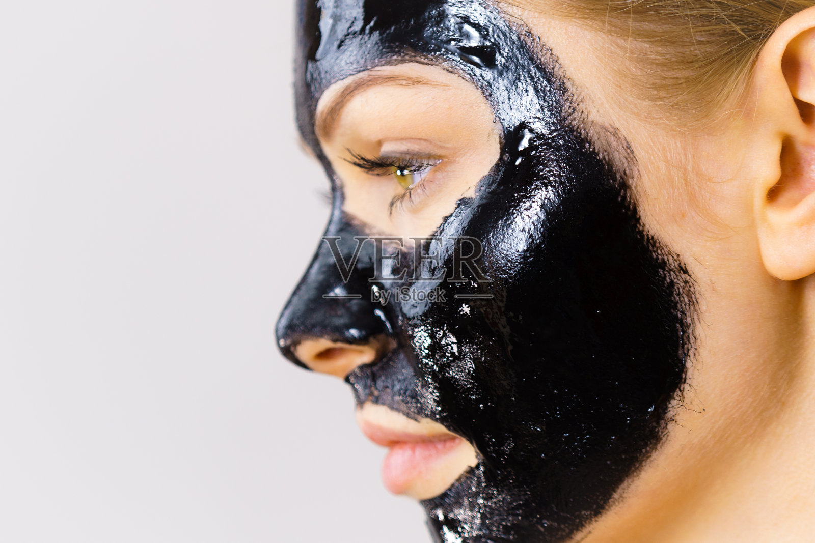 戴着黑色面具的女人摘掉了面具照片摄影图片