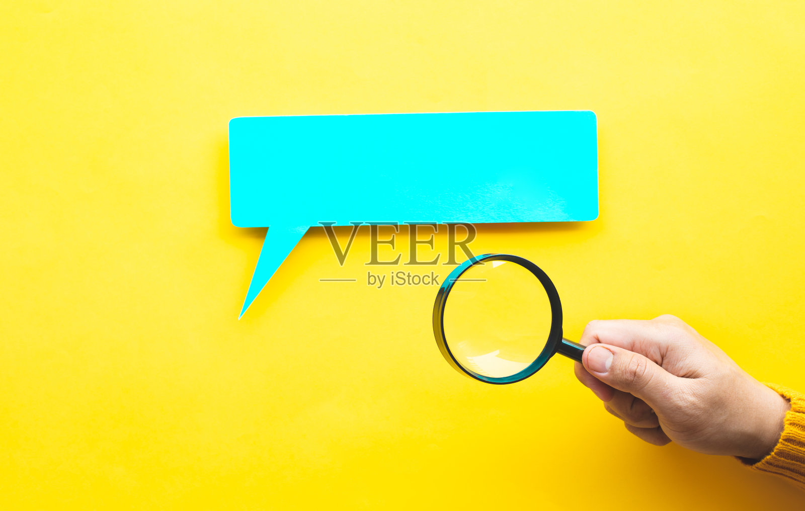 以人手和放大的方式聚焦和分析概念。照片摄影图片