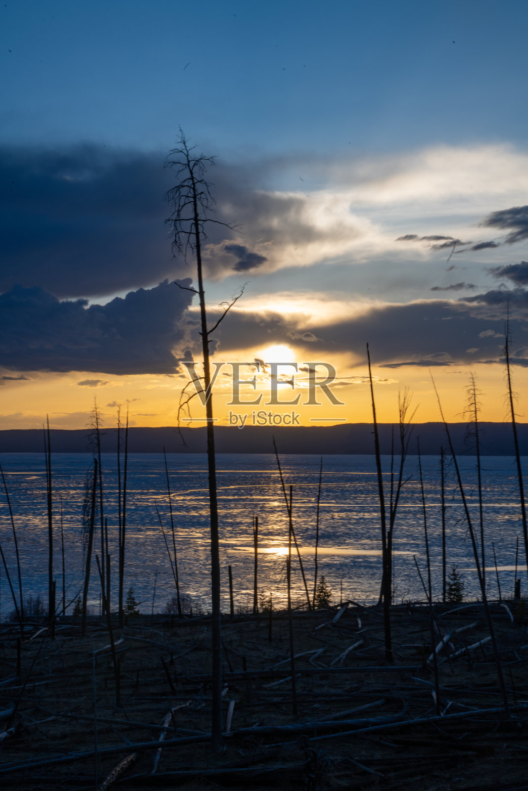 落日穿过湖面上破碎的冰片照片摄影图片