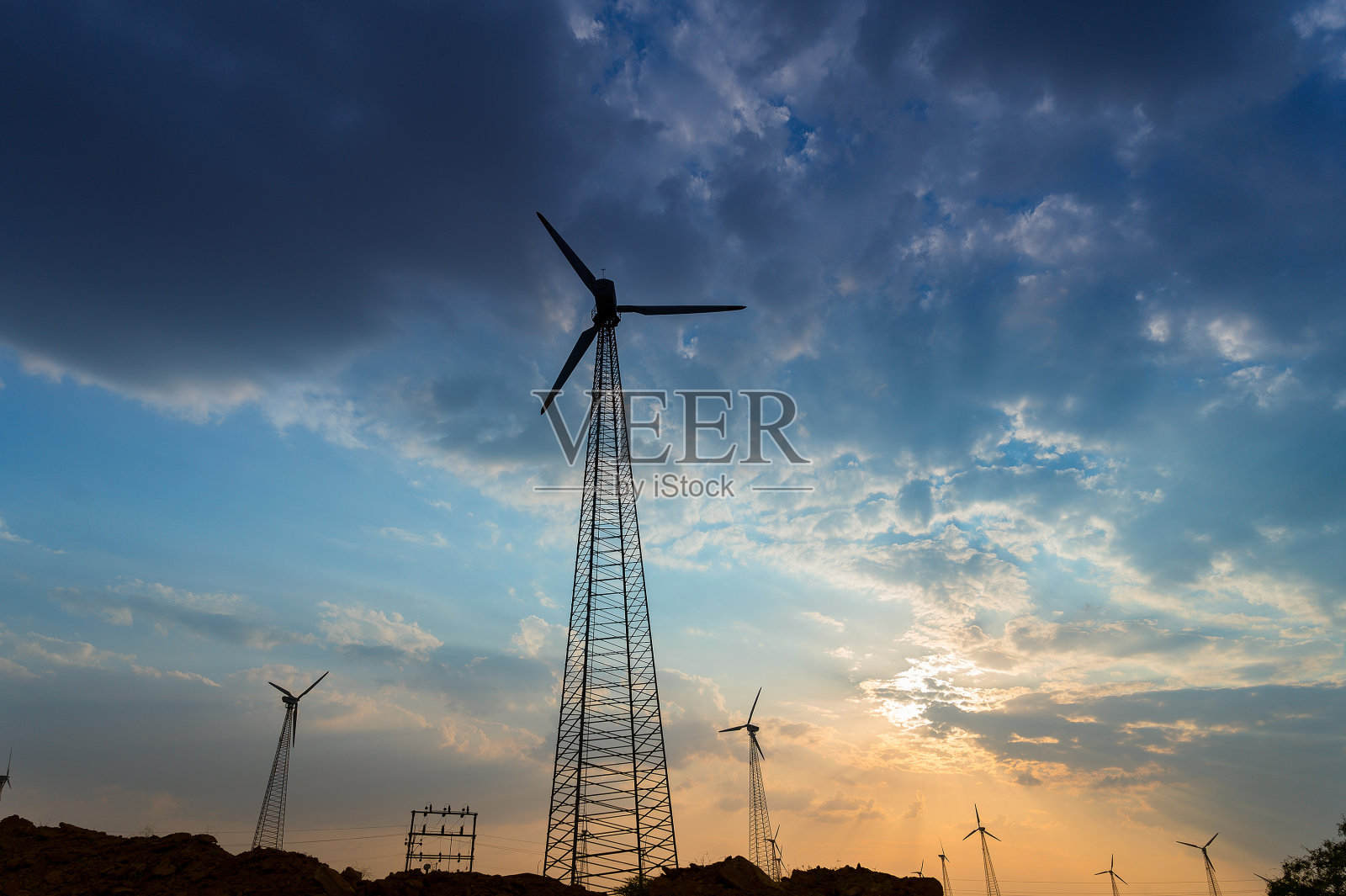 在夕阳和阴天的背景下,印度拉贾斯坦邦,暮色中风车的剪影照片摄影图片
