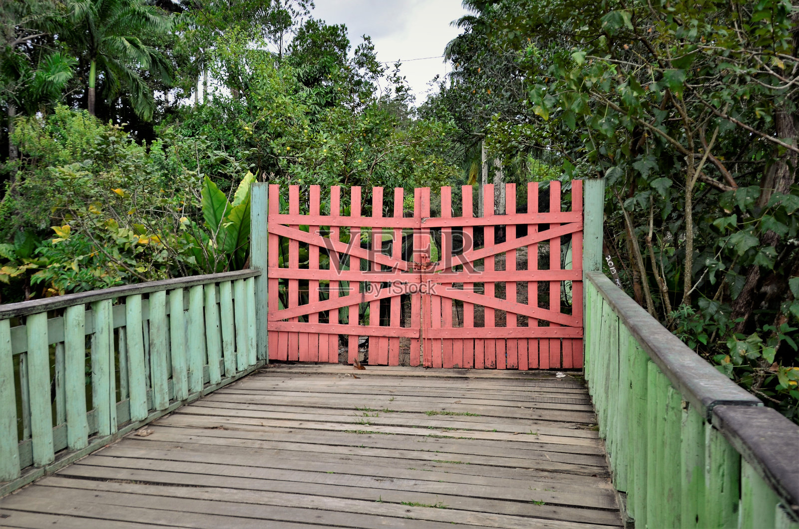 木制公园桥上的木门照片摄影图片