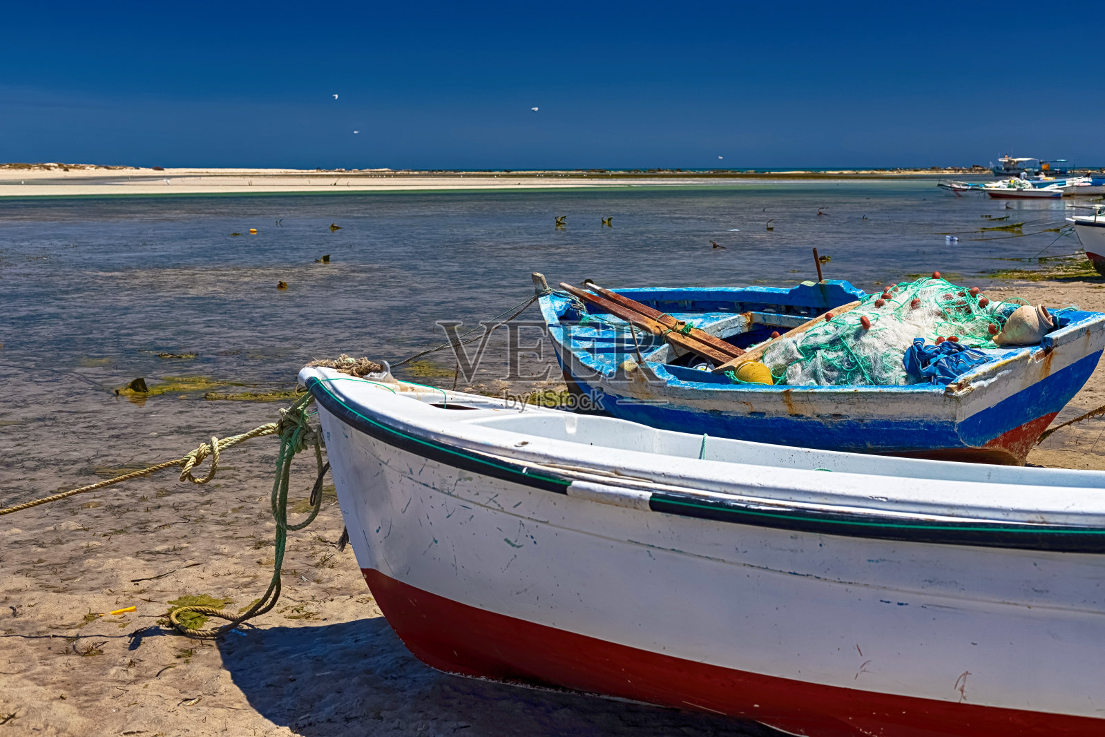 突尼斯吉尔巴岛地中海海滩退潮时海湾里的小船照片摄影图片