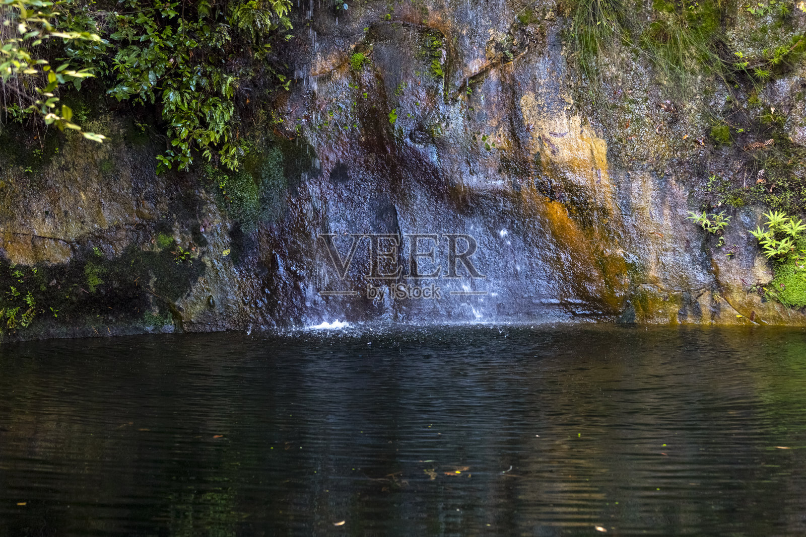 小湖与瀑布在山上,背景与复制空间照片摄影图片