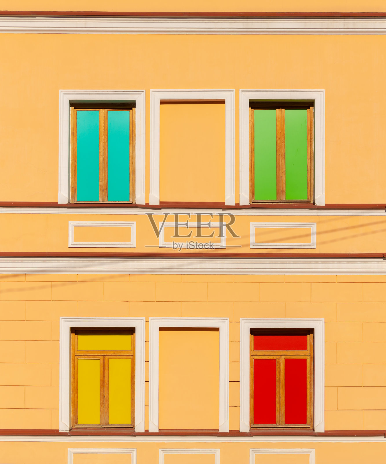 老第比利斯狭窄的传统街道上五颜六色的窗户照片摄影图片