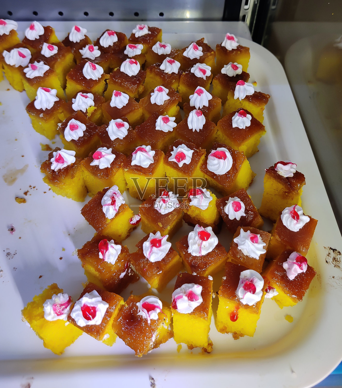 蛋糕店展出的蛋糕。糕饼店橱窗里有大量的水果蛋糕和纸杯蛋糕。不同的糖果出售,松饼和糕点蛋糕背景,自助餐照片摄影图片