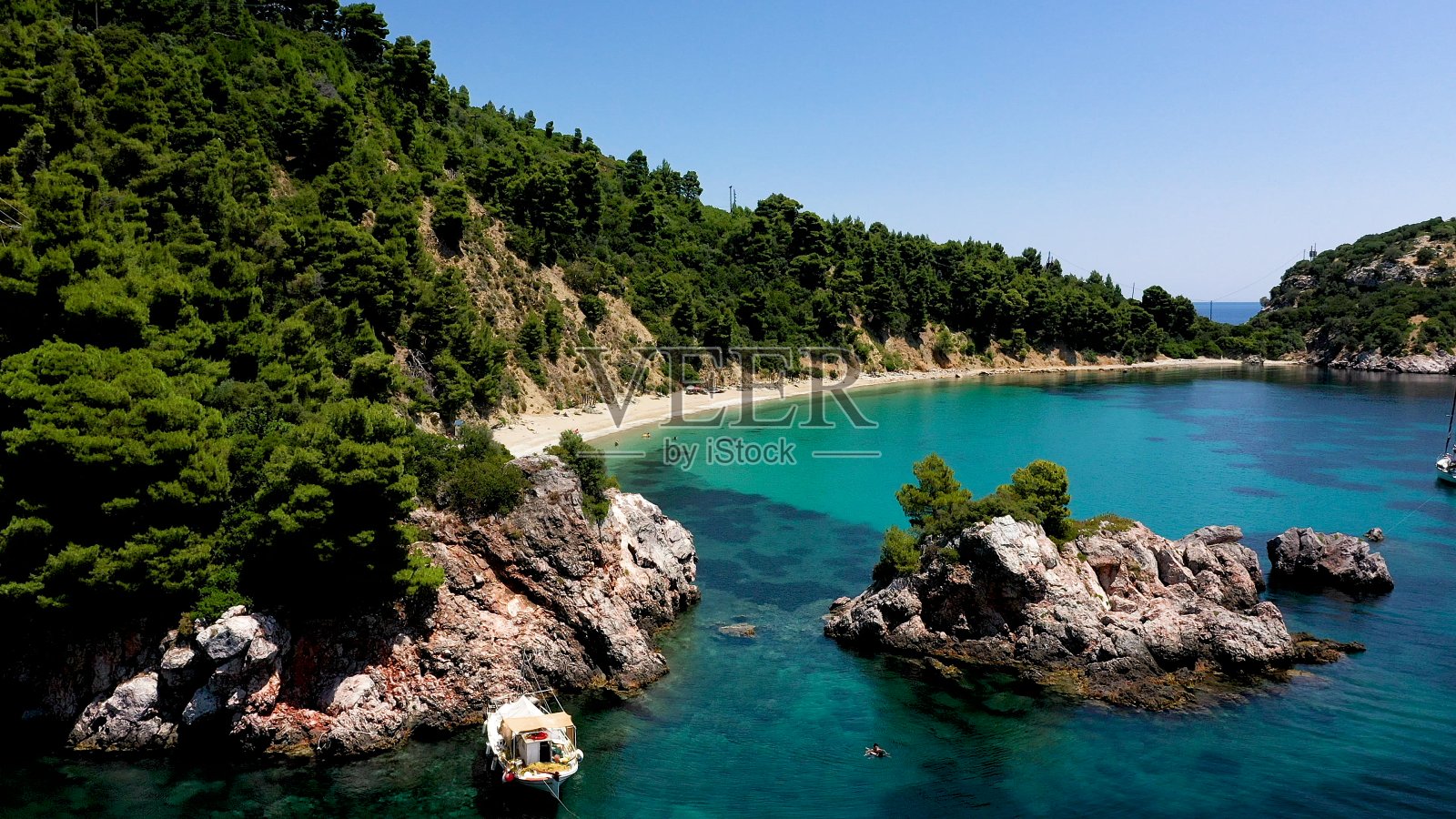 无人机鸟瞰图的游客享受天堂豪华游艇周围的斯科佩洛斯岛,希腊,爱琴海,欧洲。照片摄影图片