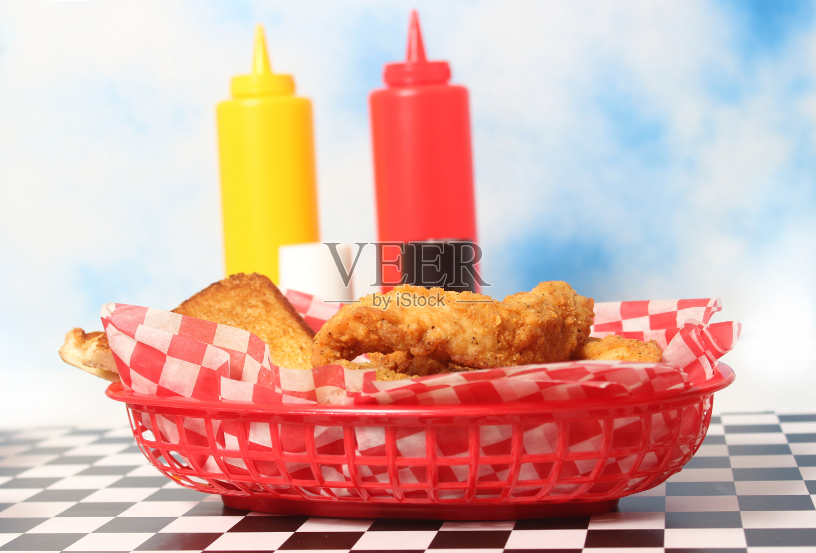 复古餐厅里的烤鸡柳照片摄影图片