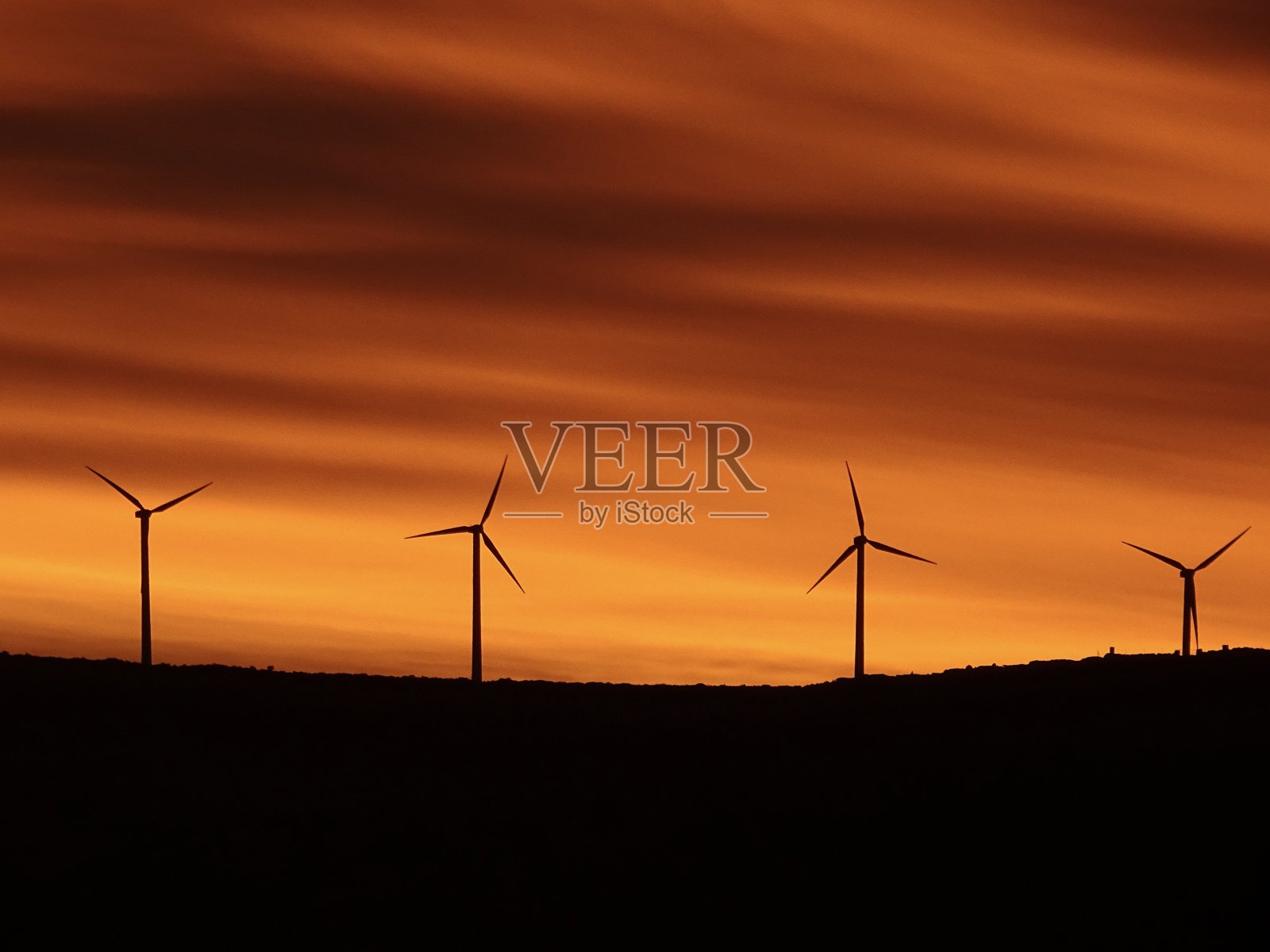 黄昏时风力涡轮机的剪影照片摄影图片