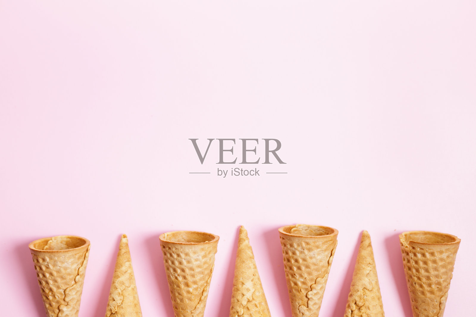 粉色背景上的甜筒冰淇淋。照片摄影图片