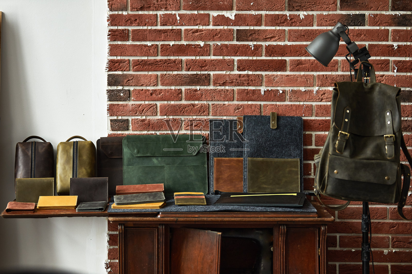 一套手工皮革制品,钥匙持有人戒指,钱包,钱包,记事本,手册。手工制作的皮革制品,特写照片摄影图片