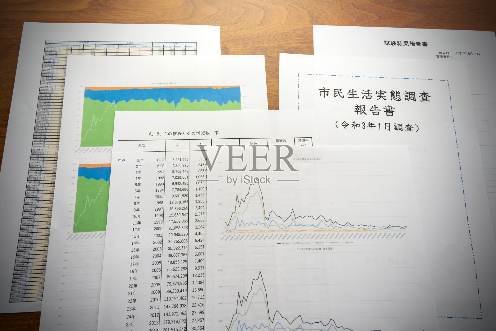 用日文写的文件放在桌子6上照片摄影图片