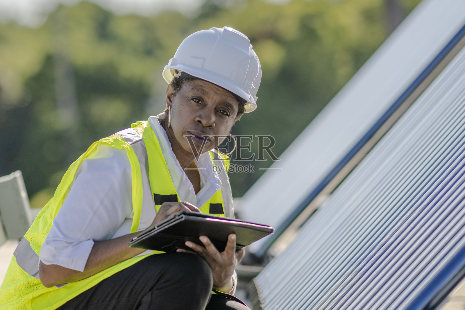 非裔美国人的太阳能电池板检查照片摄影图片