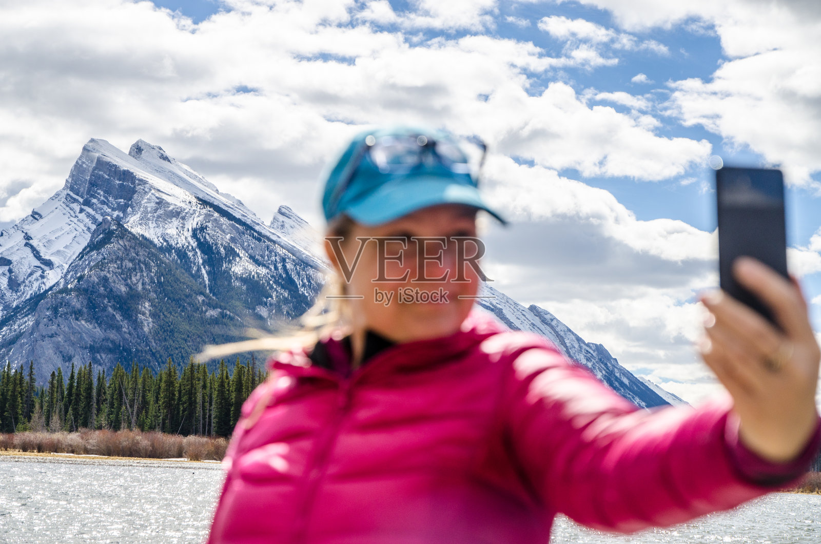在班夫国家公园,一名女子在与伦德尔山自拍照片摄影图片