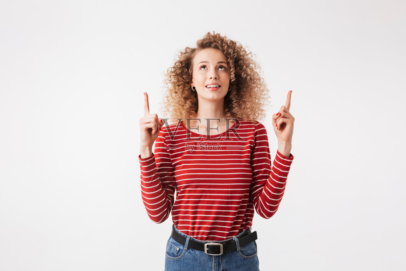 一个漂亮的卷发年轻女孩的肖像照片摄影图片