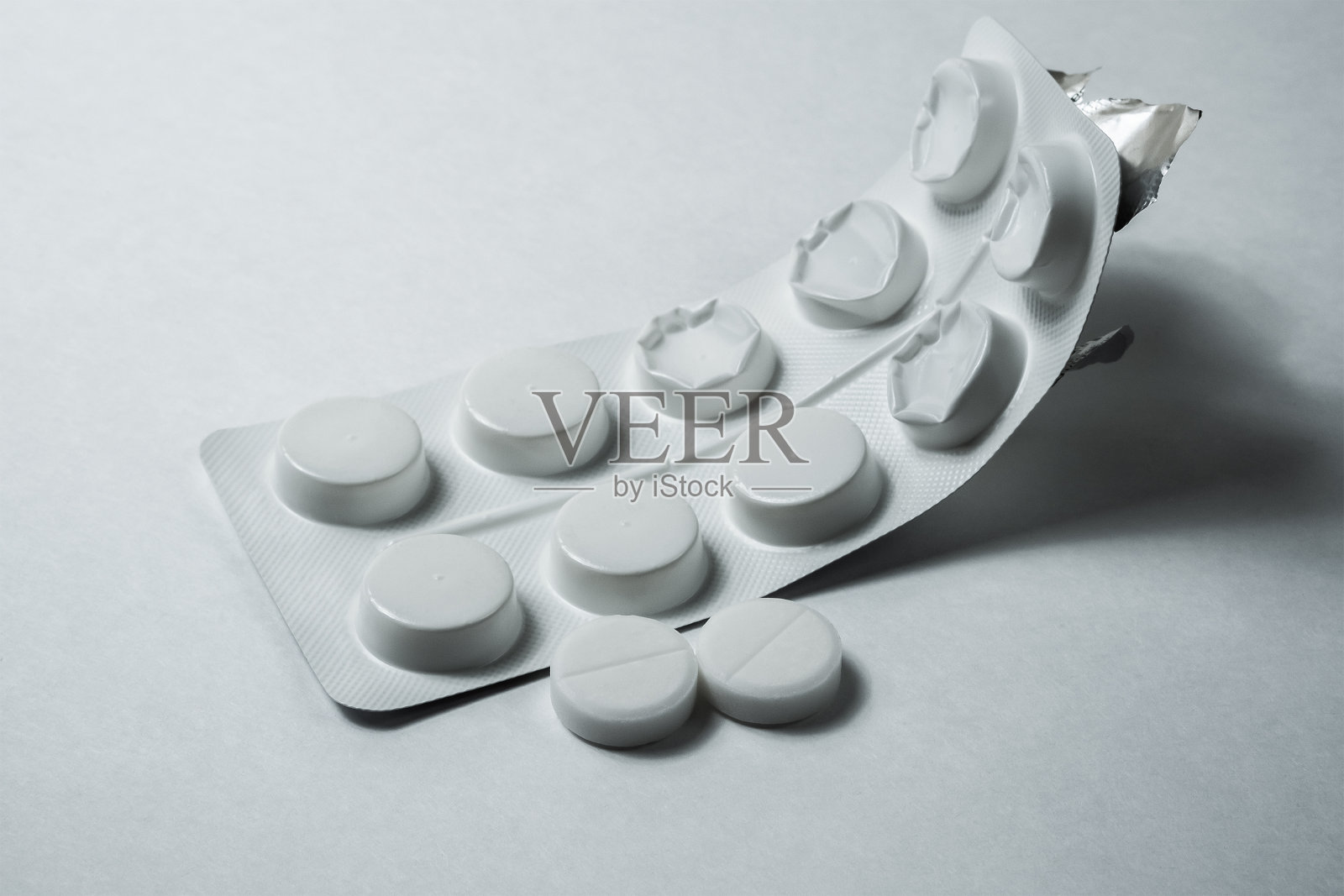 药片在桌子上。照片摄影图片