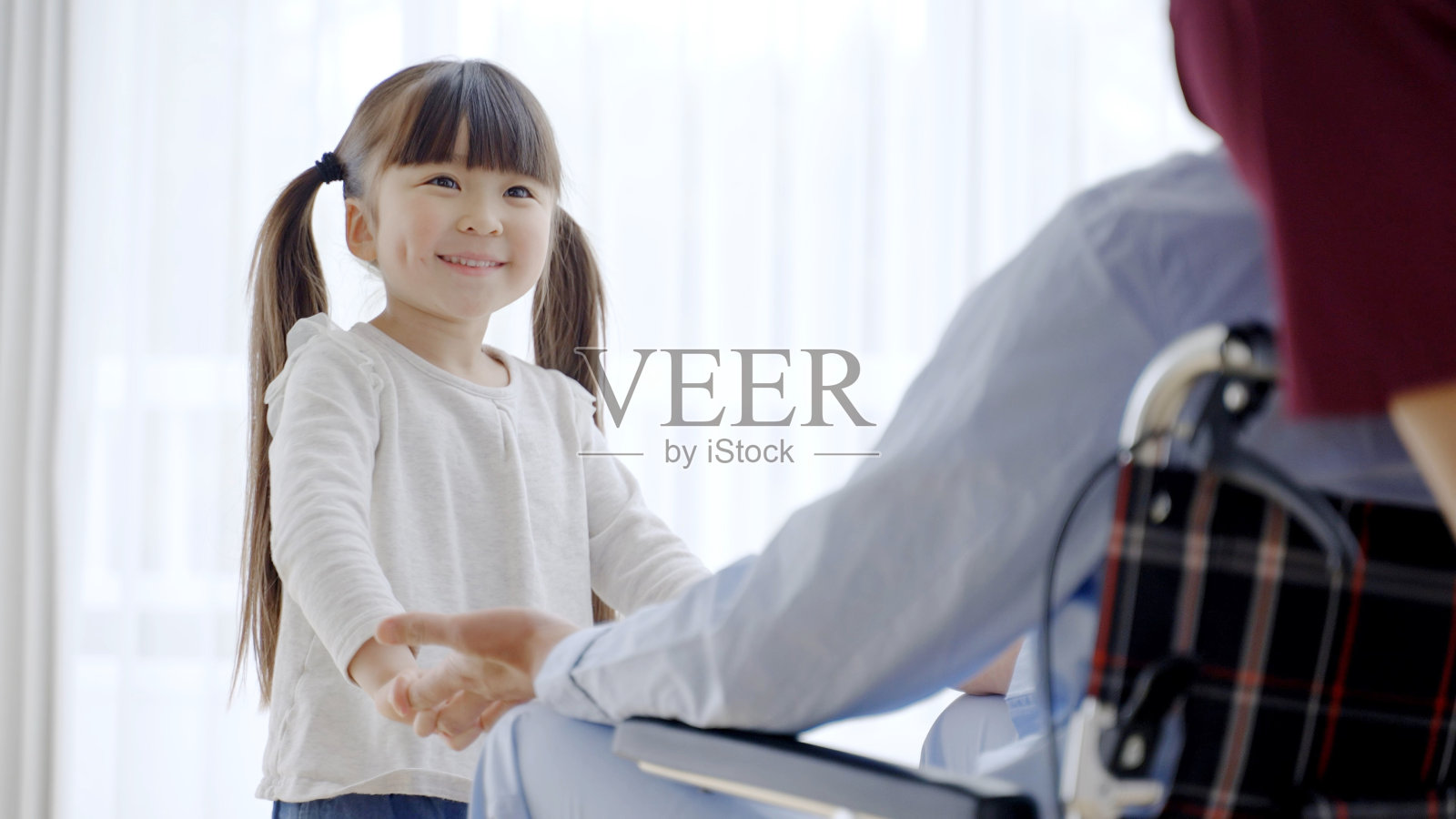 一个亚裔女孩,爷爷住院了照片摄影图片