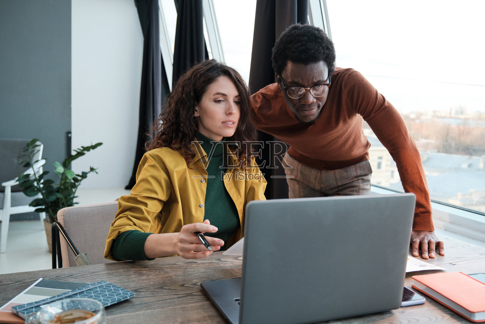 业务团队在笔记本电脑上工作照片摄影图片