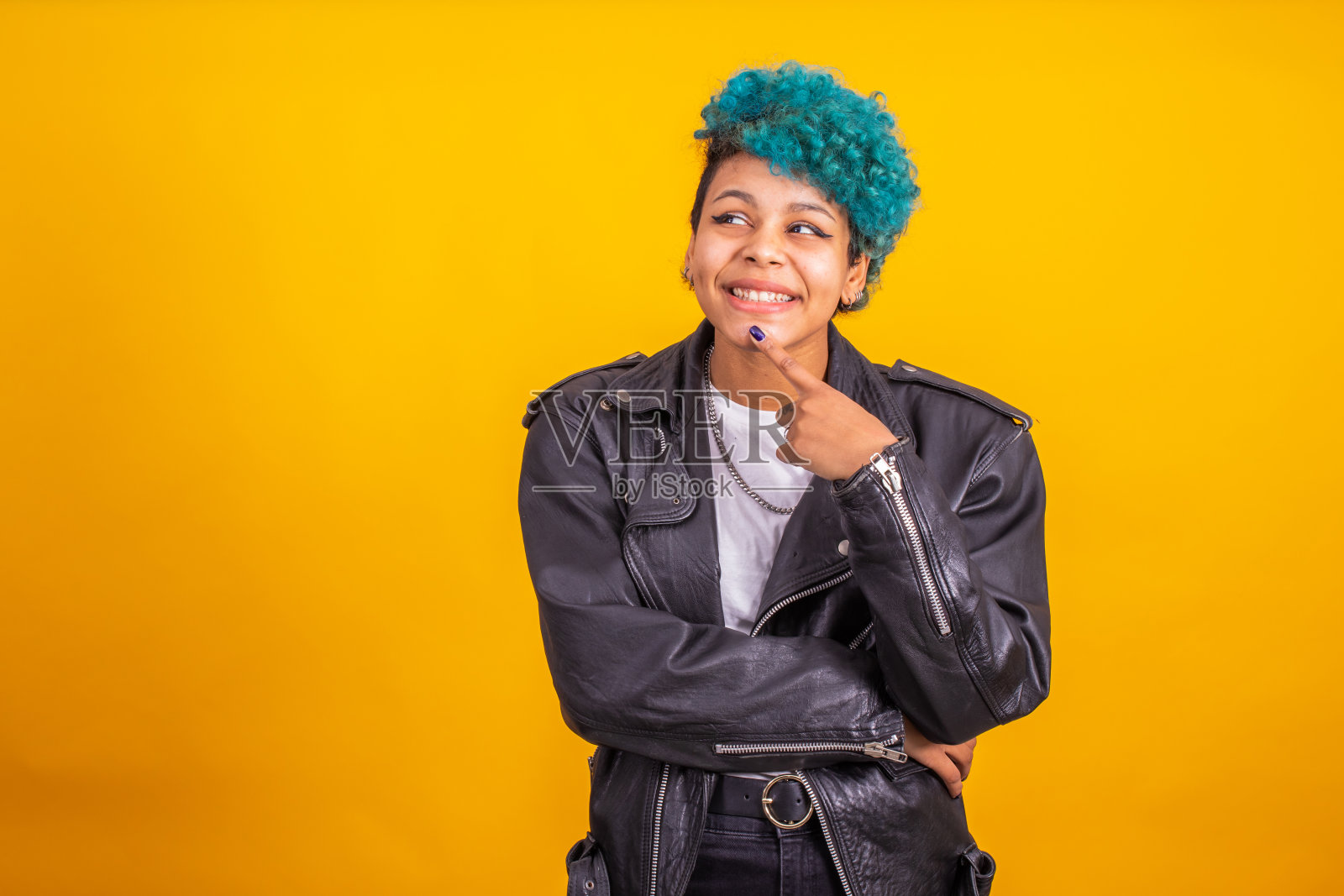 年轻现代的黑发女孩,蓝色卷发的美国黑人种族隔离的肤色背景照片摄影图片